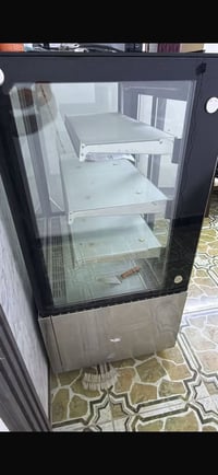 عارضة كيك للبيع مشتريها من شركة الزان ب مليون و٤٠٠ الف استخدام شهر ٠٧٧...