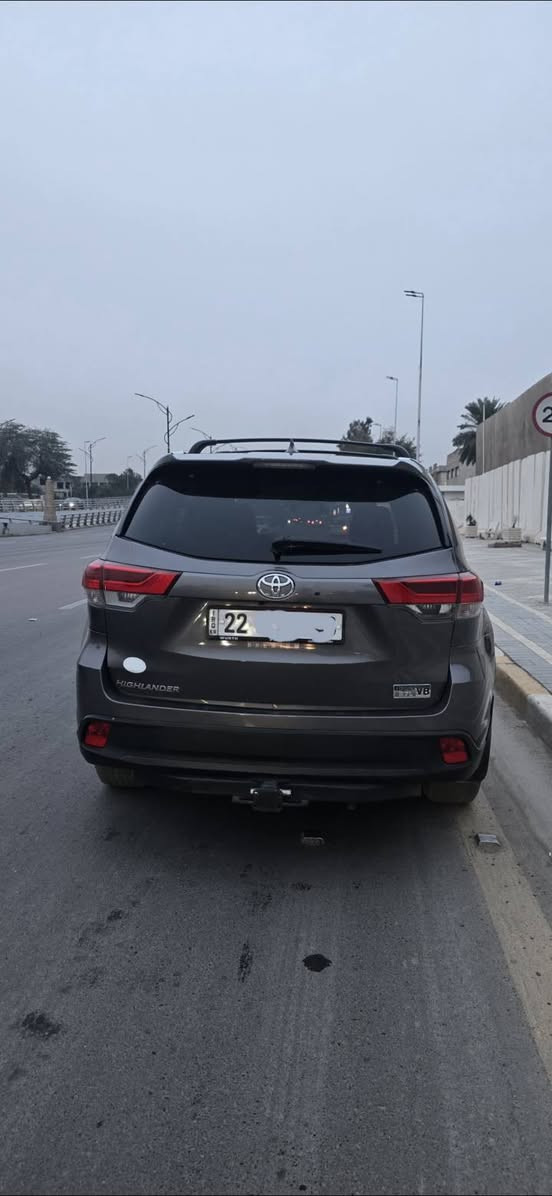 السلام عليكم
تويوتا هايلندر 2018 فول  VIP  اعلى مواصفات  XLE  

 رادار 

نقطع عمياء 

مثبت سرعة 

محرك 6 سلندر 3500 

بصمة عدد ٢

فتحة سقف

جلد 

كشنات منفصل 

كشنات كهرباء 

كشنات تدفئة 

بردات ابواب 

جنطه كهرباء 

دوسات ابلاديه

ويل كروم 

7 راكب 
كشافات 
تحكمات مقود 
شاشة - كامرة 
بصمة ترحيب  
ماشية ٣٤ الف ميل حقيقي السيارة جديدة كلش بعدهة بريحة الشركة غرفة جديدة 
رقم  اربيل تحويل ثاني يوم 

بدون اي ضرر او دواخل فقط تبديل قبق جنطة بواحد نفس اللون  بدون أيرباك 

السعر 240 ورقة عنوان بغداد 

للستفسار ***********
بيع فقط
