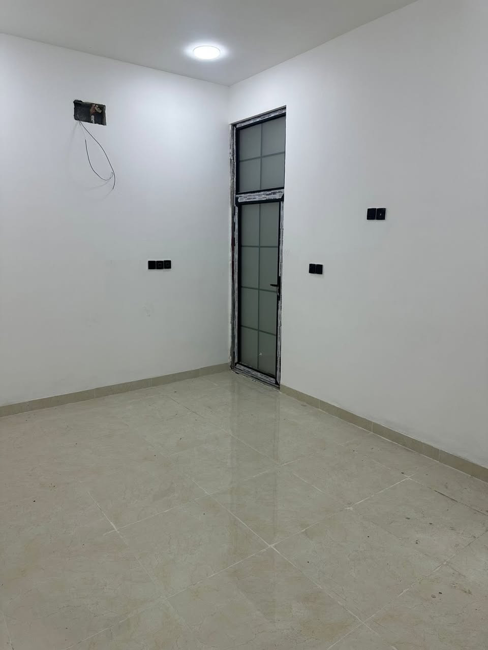 السلام عليكم يعلن مكتب البركة للعقارات دار للبيع في السيديه مساحه 82متر واجها 5/30  نزال 15/30 مدخلين زيرو بناء 2025 مطبخ سيراميك غرفه ارظي وثنين طابق ثاني صحيات عدد اثنين سطح امامي وسطح خلفي قرب جامع الصديق من جهت التشجير
للتستفسار ***********
