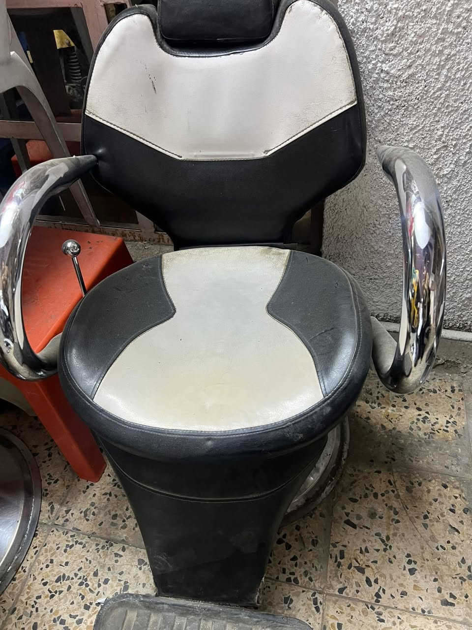 السلام عليكم ميز مرايه مع كراسي حلاقه٣عدد كراسي  مري عدد٣ عنوان بغداد الغزاليه رقم *********** سعر ٣٢٥
