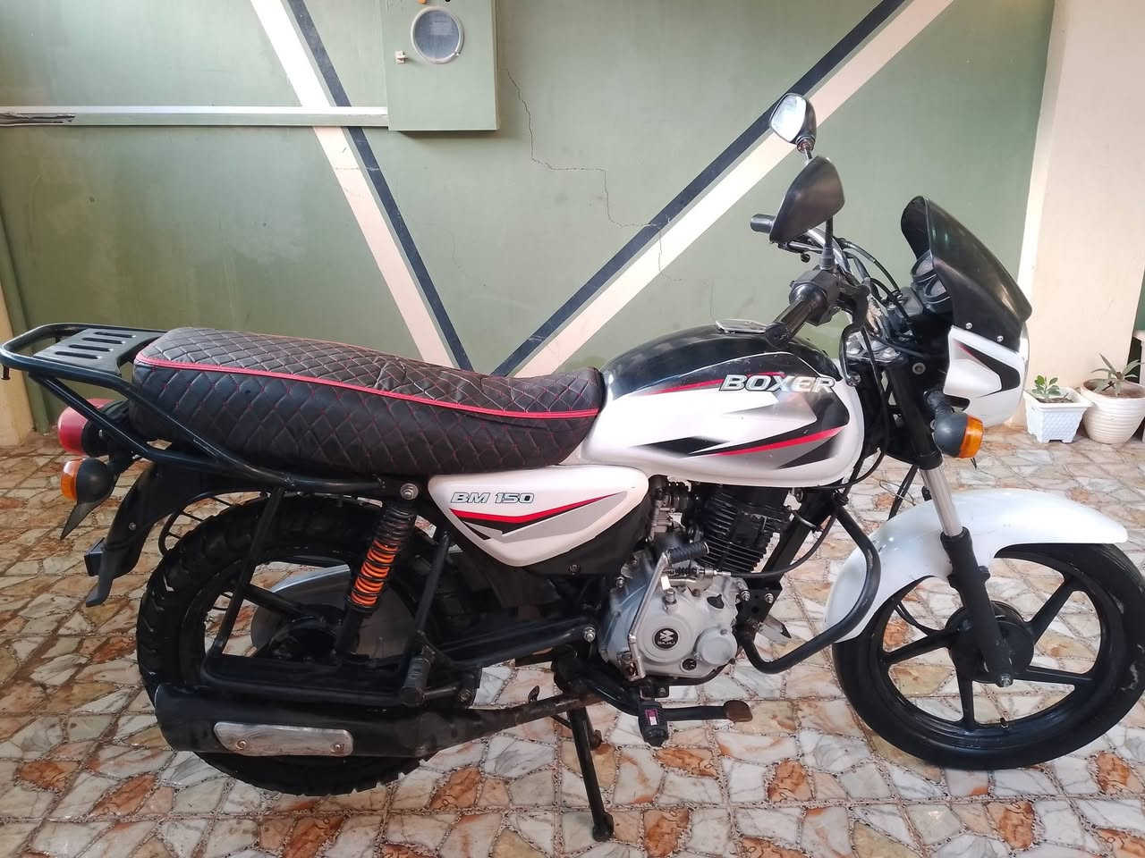 السلام عليكم شباب
بوكسر 2023 طالعه ب 2024 
دراجه كلش حلوه محرك مامفتوح مكفوله من كلشي تجيب وياك الف فيتر وتفحص اوراق اصوليه (شرط الترقيم)
مكان ديالى الخالص السعر واحد و 400 وبيها مجال ليكسر بسعر ليفشل نفسه ويخابر ***********
