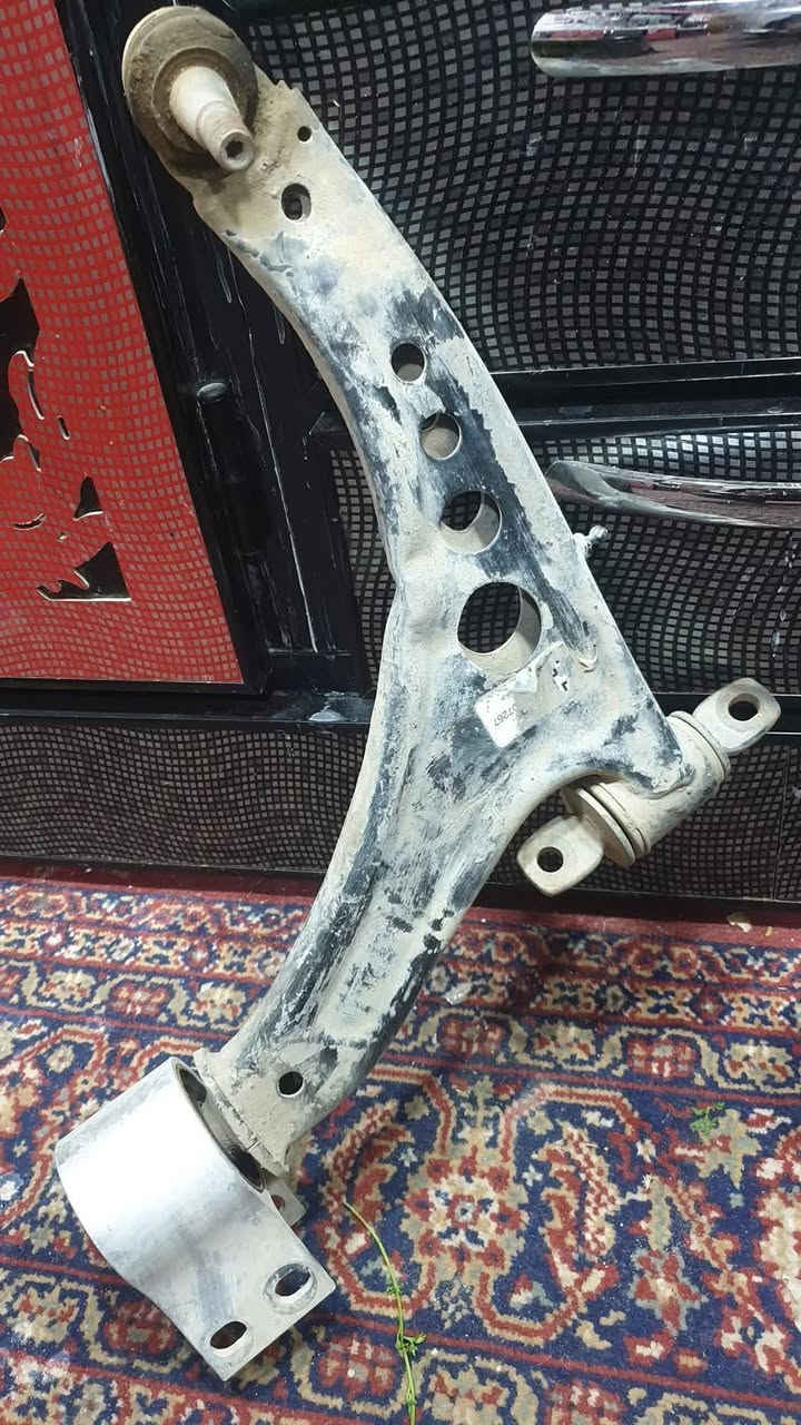 السلام عليكم ..
#للبيع  زوج لايتات ماليبو مديل ١٨ اصلي بحالة سيئة لكن  المصباح الرئيسي يعمل + دبل أمامي GM نص عمر حالة متوسطة  + طبلة GM بحالة متوسطة ...
 القطعة ب ٥ الاف .. 
كربلاء _ *********** .
