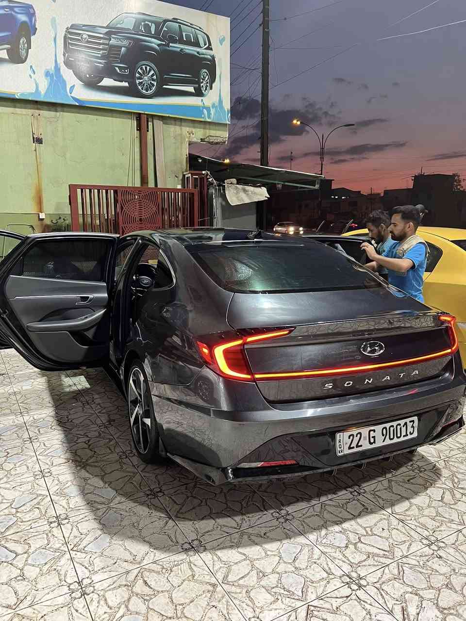 سوناتا لمتد فول2023 فول
بانورما 
محرك تيربو15 المرغوب طياره🚀
كشنات جلد 
حساسات بل مري 
لادار بل مري
حساسات بل دعاميه
شفتات ستيرن
شاشه كبيره
سياره فول بعد بيها موصفات
للبيع 160  وبيها مجال
لضرف طارئ 
سونار موجود كندي السياره

مكاني الموصل ***********
