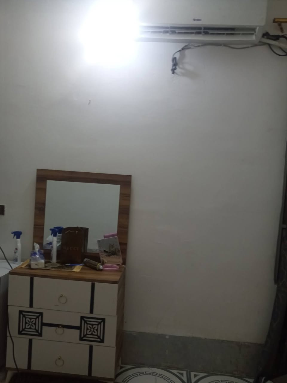 السلام عليكم. عندي غرفه مستعمله للبيع كربلاء مجمع سيد اسماعيل.   *********** رايدهه ب300
