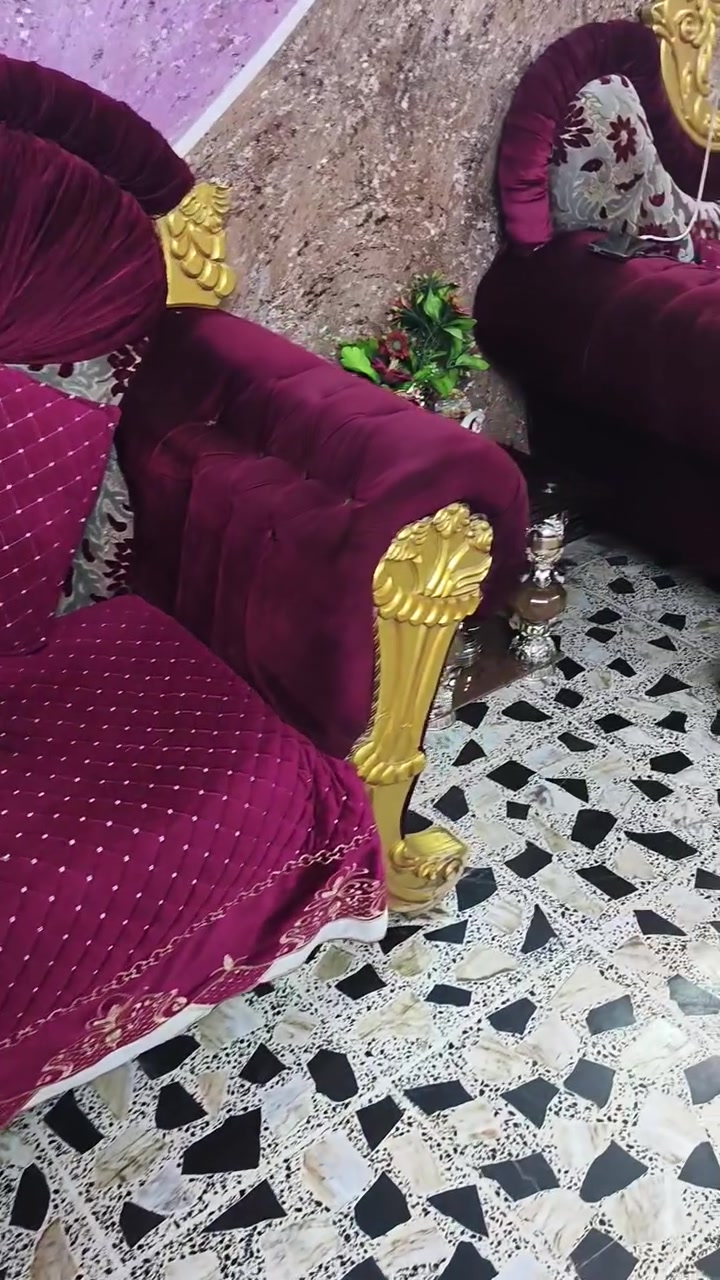 سلام عليكم تخم كبير 10مقاعد مع المفرش وكوشات مع 3 طبلات وحده بيه ضرر وكل شي مبين كدامكم مدينه الصدر قطاع 12رقم لهاتف *********** السعر 200وبي مجال
