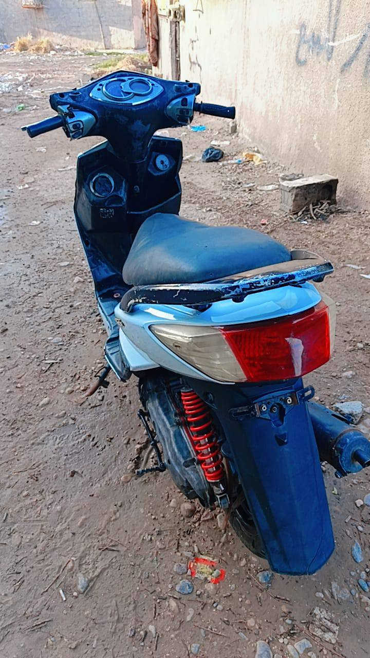 السلام عليكم دارجة سكنس فحل للبيع 
مكينة ما مفتوحة  بس كلجات شوية تعبانة 
نقص بس باطري كهربائيات شغالة 
سعر 450 عنون بغداد الحرية دولعي 
***********
