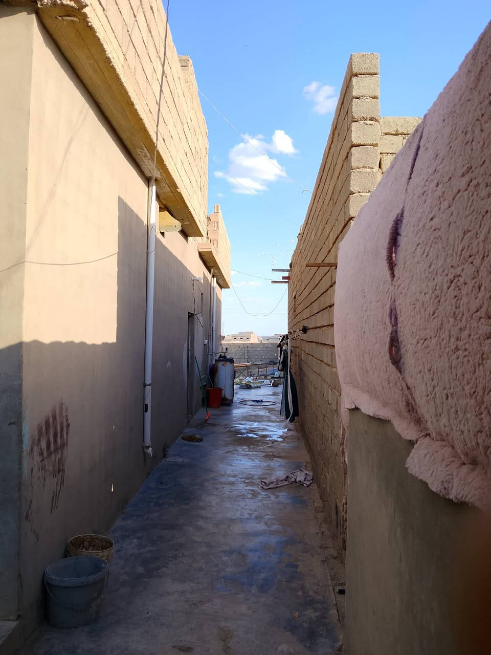 السلام عليكم دار للبيع مساحه 750 / في تل ابو جراد بدايتها يم صيطره عل شارع الرئيسي دار مكون من ستقبال غرفتين نوم مطبخ مجمع محل خارجي ارض زراعيه بسمنه للتصال ***********
