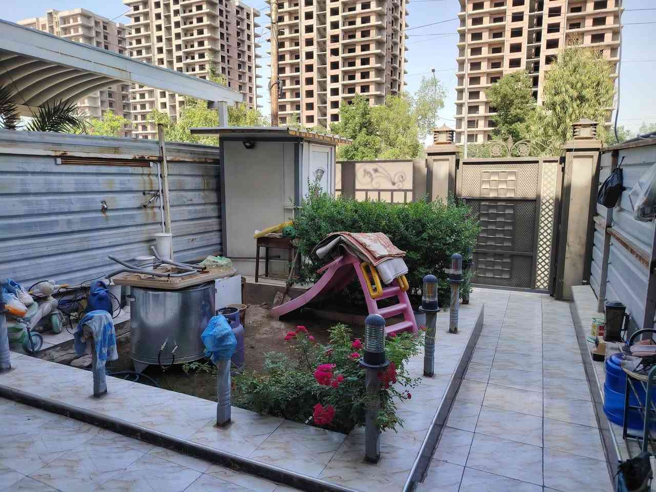 🏠 بيت للبيع بموقع مميز في بغداد - الغزالية 🏠
فرصة للسكن في موقع ممتاز 

​📍 الموقع: الغزالية - منطقة الهياكل (موقع مميز جداً على الشارع الذي أمام سريع الشعلة مباشرة).

📏 المساحة: 75 متر مربع +25 متر حديقة خارجية
واقع حال 100 متر 

📜 نوع السند: طابو صرف (ملك صرف).

​🏡 تفاصيل وبناء البيت:

واجهة 5 نزال 15 

​الطابق الأول (الأرضي): حديقة  صغيرة، حمام خارجي، غرفة استقبال، مطبخ، حمام داخلي، ومساحة ترك (منور).

​الطابق الثاني: غرفتين نوم واسعة، وسطح.

يبعد عن المنصور من 5-8 د بالسيارة 

​📞 للتواصل والاستفسار:

الاتصال على الرقم:

 [ ***********]      [***********]
