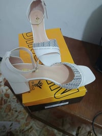 عدسات رصاصي • ماركة يارا • حذاء قياس ٤٠