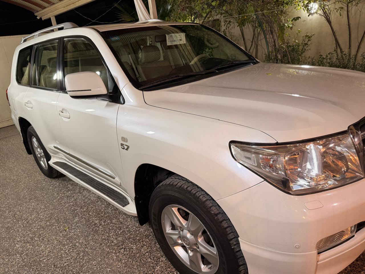 السلام عليكم لاندكروز 2010 VXR السياره جديده بشكل مواصفاتها فول 1/1كراسي جلد + كهرباء تبريد منفصل شاشه اصليه دفيدي سقف ستيرن كهرباء السياره مكفوله  كلها 
السعر 33 
مكاني بغداد شعله 
الرقم ***********
