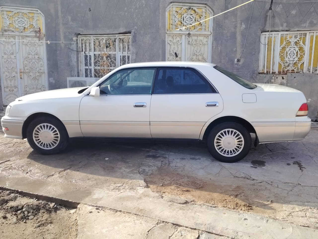 للبيع راس ثور فلات مكفوله من كصه من نقل جثه من ضربه كير محرك فيفيتي سياره فول كرستال اصل اربع كشنات كهرباهيه فيشتين سنويه 28 رقم نبار رعيه بل بصره سعر 95 بيه محال حداديه تخم تاير دواخل كهربيات كله شقاله سياره بعد احله من الصوره مكان السياره بل البصره هارثه ***********)
