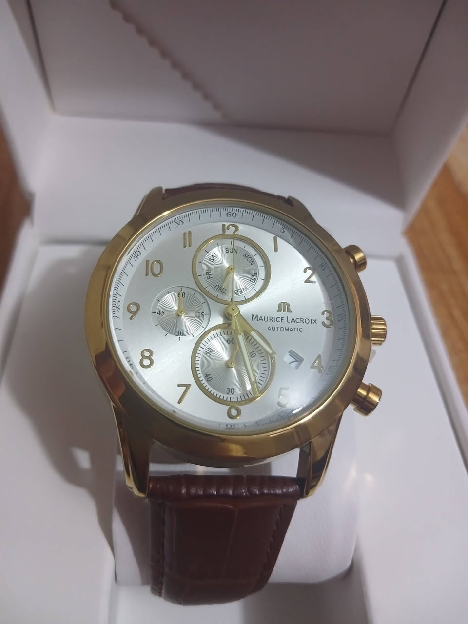 ساعه موريس لاكروا سويسرية فاخره تماتيك طلعتلي بهذا الشكل سناتر كله شغاله السعر 35 الف مع التوصيل بالعافيه الي ياخذها
المينا: تأتي بمينا أسود يضم عدادات الكرونوغراف (لقياس الوقت) وعقارب ومؤشرات ذهبية اللون.
الإطار: إطار دائري مطلي بالذهب (أو بلون ذهبي) مع أزرار جانبية للتحكم في وظائف الكرونوغراف وتعديل الوقت.
الحزام: حزام جلدي أسود أنيق، مما يمنحها مظهراً كلاسيكياً فاخراً.
الحركة: تعمل بحركة سويسرية أوتوماتيكية (Swiss Made)، مما يعني أنها تعتمد على حركة معصمك لتوليد الطاقة.


**إذا كنت صاحب هذا الإعلان وتريد حذفه لأي سبب، رجاءا أرسل رسالة إلى الدعم الفني**