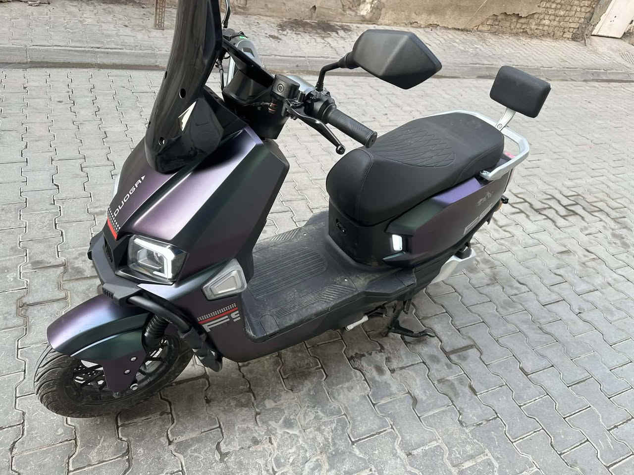 السلام عليكم للبيع دراجه الموديل الجديد الصاعقه لون مميز 
دراجه ٦ بطاريات ولايت عدسه LED عالي ناصي وبيه منفذ شحن للتليفون الدراجه شاشه دجيتال والدراجه بيه 3 سرعات  
سرعه 100  فجوج بريك رياضي 
دراجه جديده ومستعمله قليل مو هواي السعر مليون و١٠٠ الف 

*********** اي استفسار اتصل
