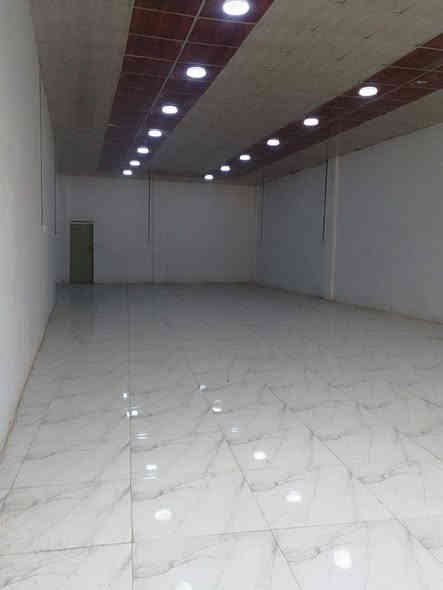 السلام عليكم 
قاعة كبيرة مجهزه 
حمام ،
ماء ساخن وبارد 
اضوية 
كاملة من كلشي للايجار 

رقم ***********
