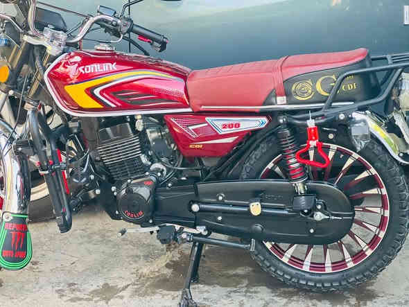 للبيع دراجة ايراني موديل 2025ضاغطة وزنجيل دراجه خير من الله جديدة بعدهي مال بيت مضمونة للأمانة دفعولي مليون وخمسين الف وما بعت السعر لي رايدة 1,150يعني قفل 1100من لاخير تجي وتشوف دراجة نضيفة لي شراي يراسلني واتساب او يتصل *********** العنوان 5كيلو
