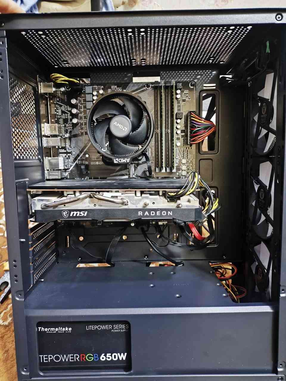 السلام عليكم
كيس فقط

 نص الاغراض جدد

Cpu ryzen 5 4650g

M.b gigabyte b550m k new

Vga msi rx 5700 8gb

Ram 16gb 8+8 2666 king stoon 

Ssd 256gb new

Hdd 500gb new

Cooler cpu stock 

Power supply 650 thermaltake RGB

Cas 3fan RGB new

Windows original 10 or 11 مفعل بالمذربورد

السعر 600 قفل بغداد م الصدر الاورفلي 

***********
