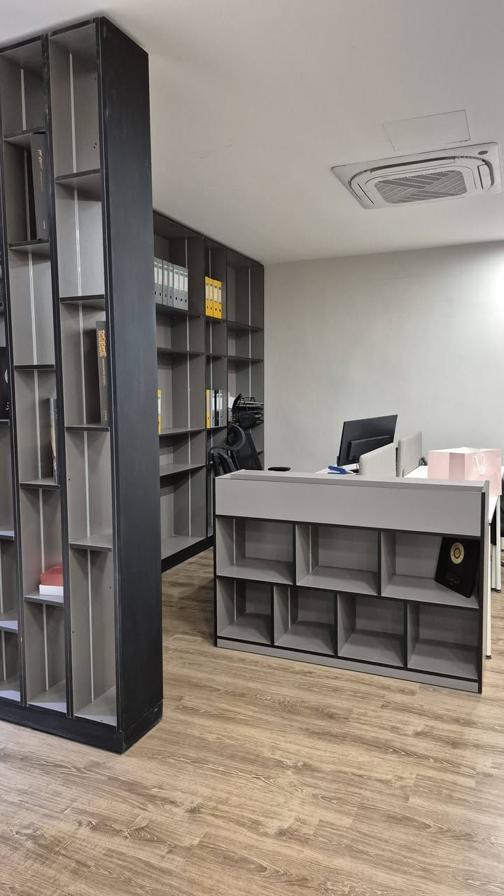 جزء من عملنا اعاده تأهيل وتغيير الديكور والكهرباء وفرش اثاث بتصميم هندسي عصري يناسب ذوق الزبون عملنا في جميع محافظات العراق للتواصل على الارقام 
0782 318 3433
