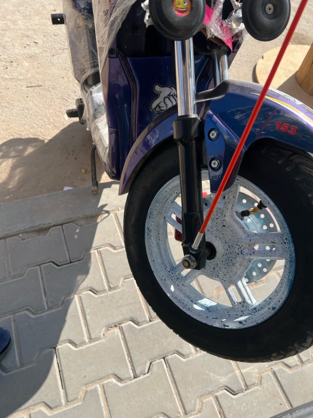 سلام عليكم دراجه شحن R9مديل2026صالي اربع اشهر من طلعته من الوكيل مكاني قبله 