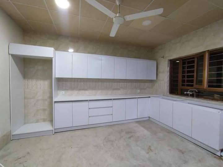 هه راج هه راج كه وانته ريكي 3مه تره مخسله كه شي مه ترو نيو به 550هه زاره ره نكوديزائين به خواستي كريار خويه تي بو زا نياري زياتر بيوه نديمان بيوه بكه ن *********** واتسئاب فايبه ريشي له سه ره گه ياند مان هه يه بو سه رجه م شاره كان ***********
