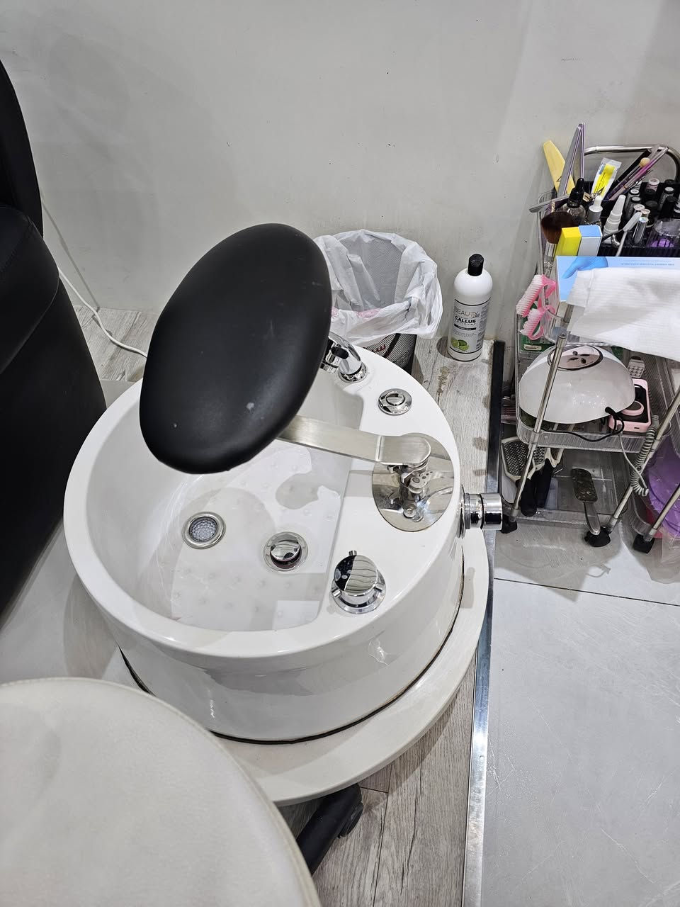 كراسي صالون و مركز تجميل ، كراسي بدكير ، سديات ، جهاز هايدرو فيشل للبيع.  للاستفسار التواصل على الرقم التالي ***********
