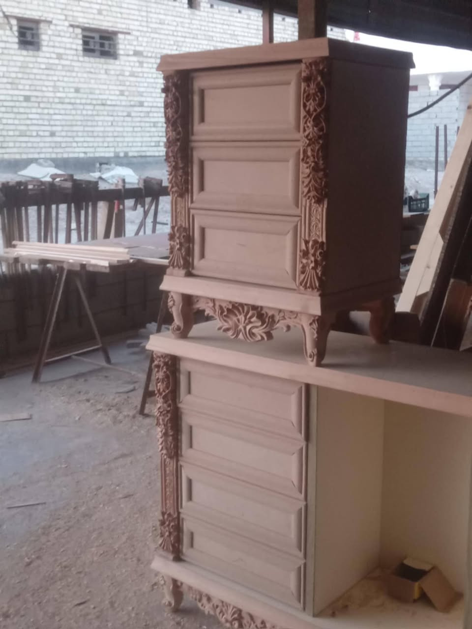 مستعدون لتجهيز كافة المعراض بل موبيليه كناتير مع غرف نوم مع محامل فراش مع ابواب شغل درجة أولى وباأسعرمناسبةرقم صاحب المعمل جاسم ابومحمد ***********
