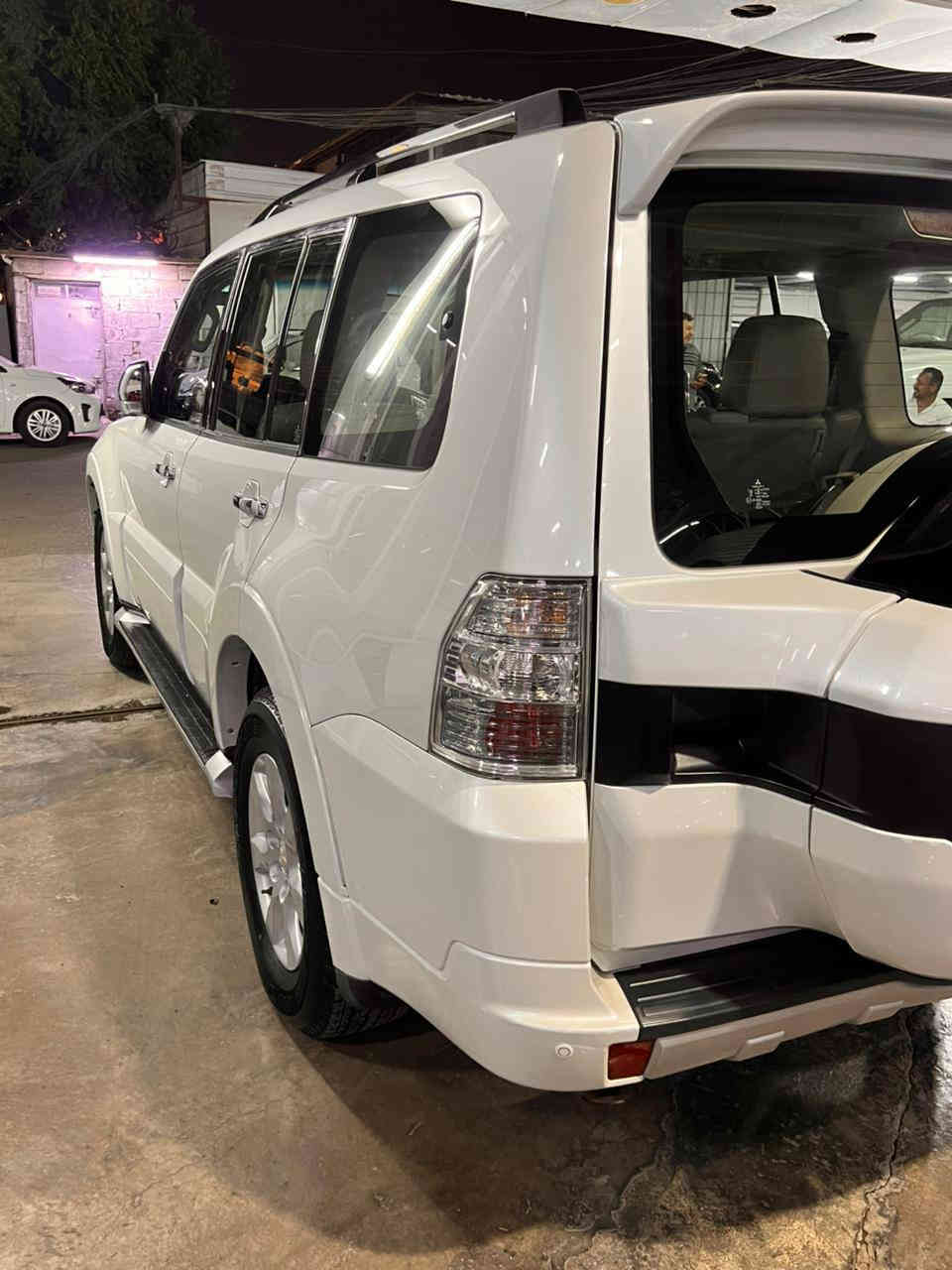 السلام عليكم 
باجيرو
2016
ابيض صدفي 
حبتور 
فول مواصفات 
شاشه 
تحكمات ستيرن
لد نهاري 
حساسات خلفيه
كشنات ثنين كهرباء 
دمام خلفي 
مرايات شفط وكهرباء
كشنات جلد فتحه سقف
محرك 6سلندر 3500
رقم بغداد باسمي 
السياره مكفوله من الصبغ 
كير محرك مكفول 
سعر السياره 21الف دولار وبيها مجال 
للاستفسار اتصال ***********
