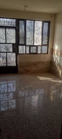 طابق ثاني • غرفه وصاله • عائله صغيره