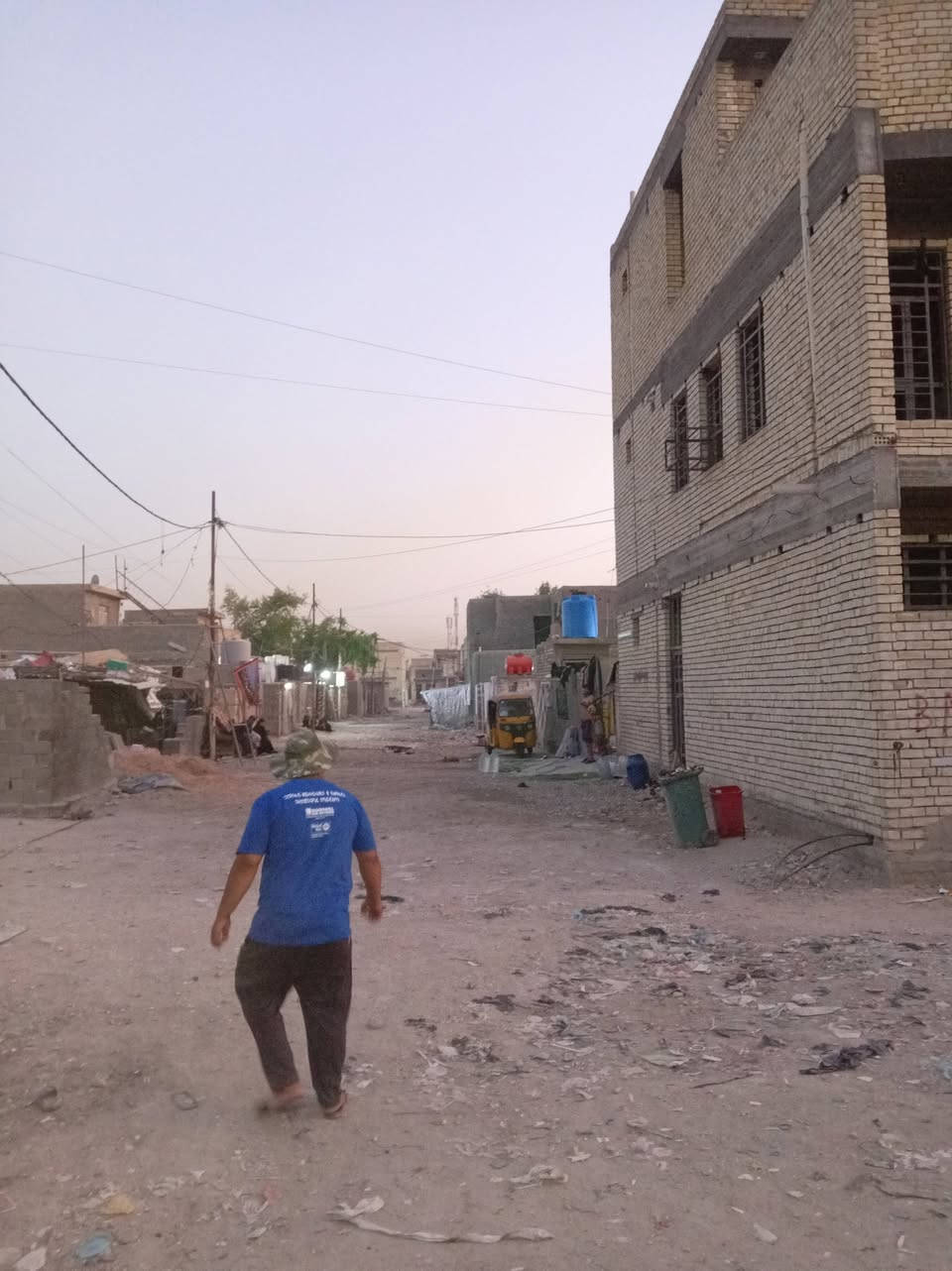 سلام عليكم الدار للبيع سعره 14 مليون وبي مجال مساحته 75 متر واجه 5 نزال 15. بيت يحتاجله ترميم . وترتيب بي كهرباء وماء سقف سندويش بيت فارغ استلام فوري مكانه الستكشافات النفطيه بل 150 يبعد عن زراعيه ضباط ثانيه فرعين شارعه مرتب وحلو.. الاستفسار ***********
