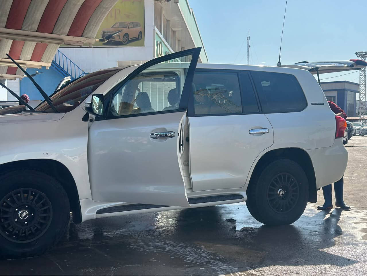 لاندكروز ڤي اكس ار فول مواصفات ثمانية سلندر 4700 المرغوب 
المحرك مفتوح بدون عطل ..ولاتجفيت ولاكازكيت..بس تنقيص قليل
فتحة , ثلاجة ,دخول ذكي ترحيب واشارات بالمرايا الجانبية حساسات امامي خلفي دي في دي بالسقف ويل كبات برايد 
تايرات اضافية بالون عدد 4 مال كشتات بالبر..حدادية صدر جديدة ..مسطرة نوزلات جديدة..باتري جديد..مشط جديد..عبوة بانزين جديدة..
وهواية مواصفات..ماشية 200 قابل للزيادة مصبوغة حزام للجمالية عن الخطة بدون ضربة..
رقم بغداد راعيها هناك ..واذا تحول بالبصرة اكو وكيل عام يحولك بالبصرة..
مكاني القبلة
السعر238 ورقة قابل للتفاوض ..
توجد فرصة للمراوس كذلك
المكان البصرة رقمي( ***********) البصرة, العراق
