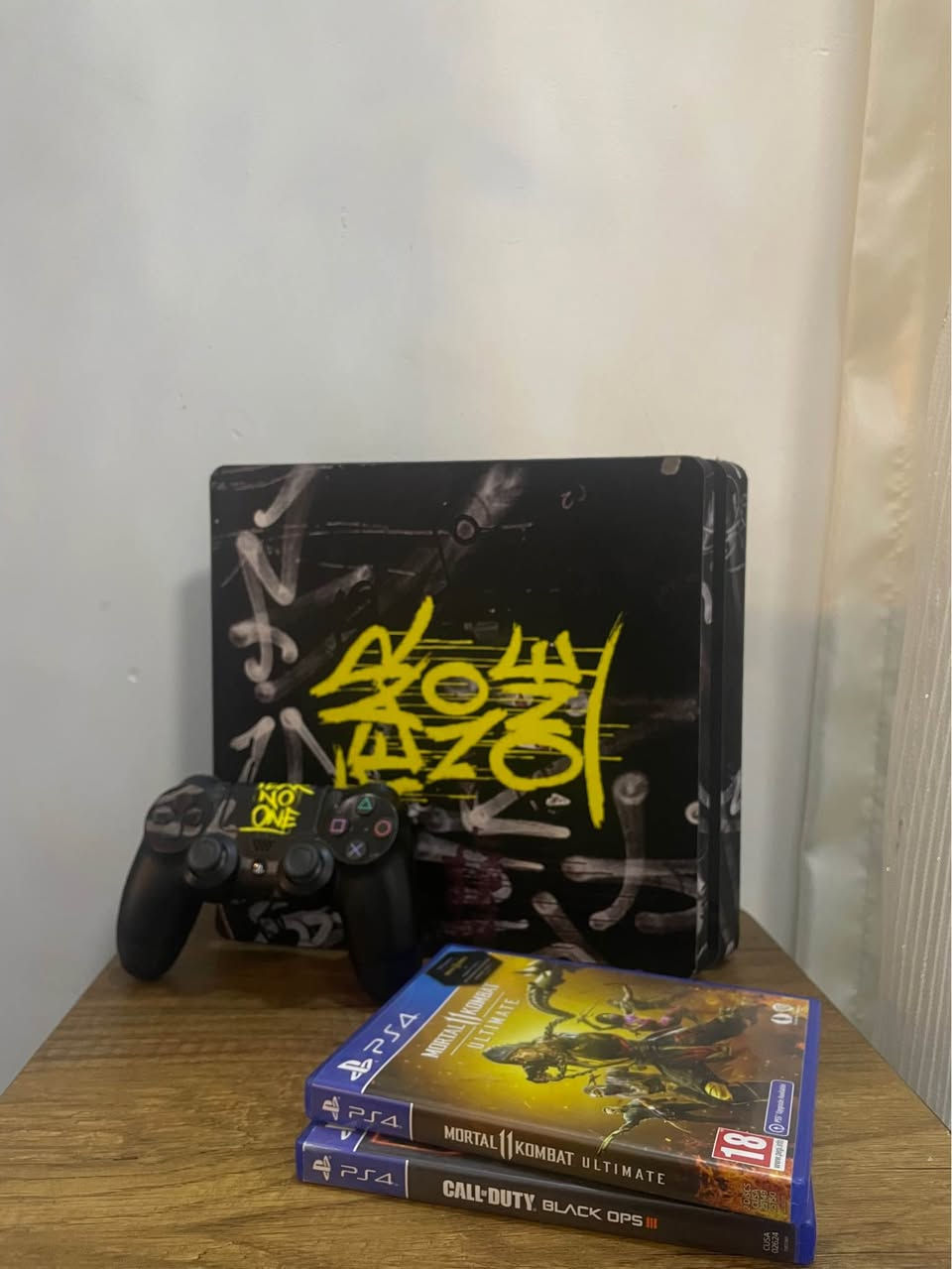 🎮 PS4 Slim

💾 1TB

📦 مع كامل الملحقات

🎮 يد أصلية

📀 أقراص:

* Mortal Kombat 11 Ultimate
* Call of Duty: Black Ops III

🎮 ألعاب داخل الجهاز:

* EA Sports FC 25 (Arabic)
* Far Cry 5
* Mortal Kombat X

💰 السعر: 310 ألف وبيه مجال Singapore


**إذا كنت صاحب هذا الإعلان وتريد حذفه لأي سبب، رجاءا أرسل رسالة إلى الدعم الفني**