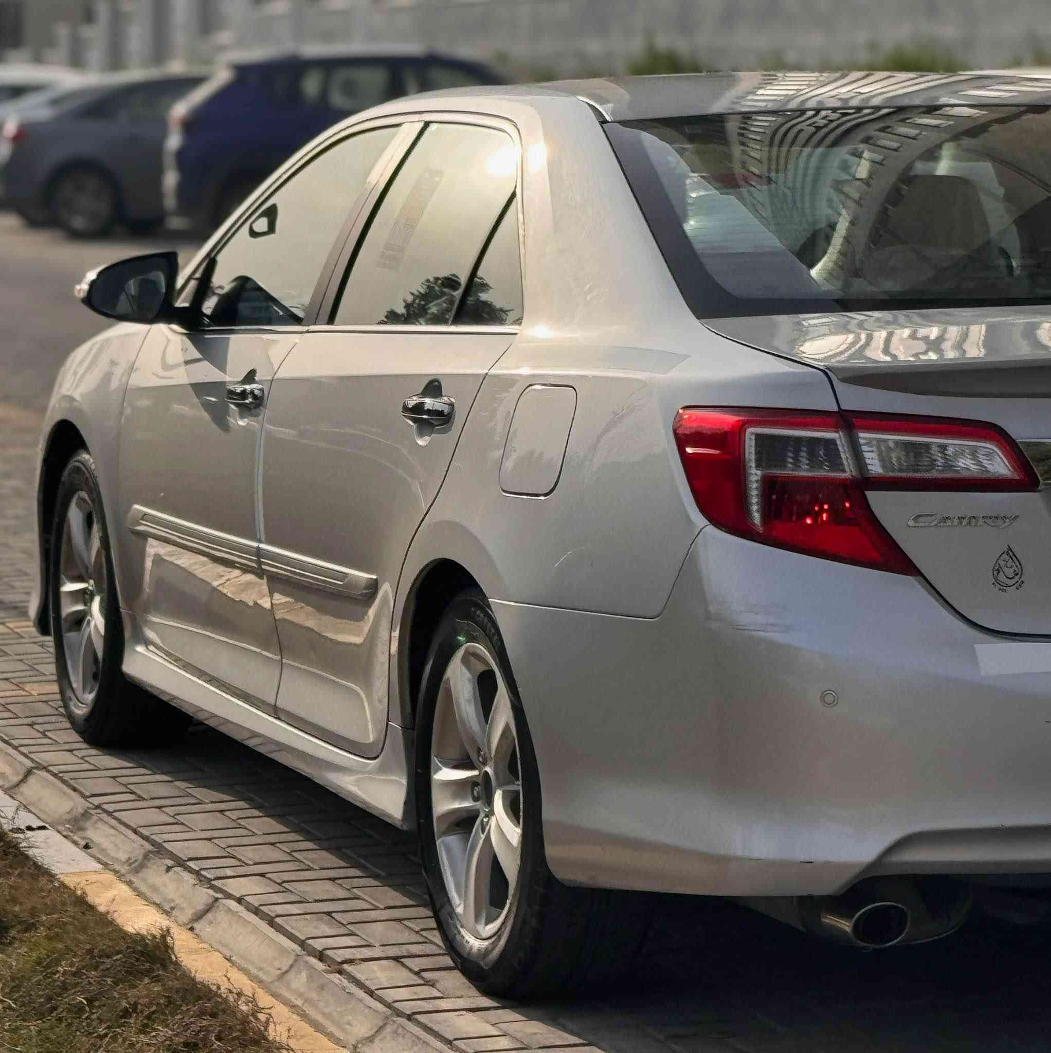 السلام عليكم 
تويوتا كامري 2013 خليجي SE ياباني اصلي 💯
رقم سليمانيا  تحويل مباشر  
صبغ دعاميه اماميه بارد قليل جاملغ خلفي وامامي مقدار شبر باقي السياره بدون صبغ او تبديل 
ماشيه  100 الف كم حقيقي 
سياره جديده كير ومحرك بحاله جيده وبدون نقص 

مواصفات SE : ✅ 
( محرك 2500 ، كشنات جلد ، كشن كهرباء ، تحكم ستيرن ، شاشه ، كامرا ، حساسات ، اناره ترحيب ، مري كهرباء ، قطعتين تبريد ، داخل صاح ملكي ) 
وباقي المواصفات المعروفه 

السعر : 138 وبيها مجال بسيط 
العنوان : بغداد / الكرخ / حي الحسين 
الهاتف : *********** ( متوفر واتساب ) ❇️ بغداد, العراق
