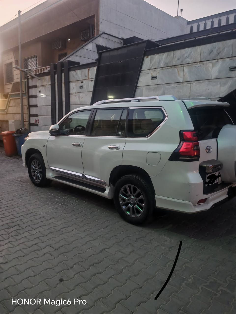 برادو 2019 وارد كويتي الساير ويل 18 ايرباكات طاكات ومصلحة صبغ بنيد وجاملك امامي بسبب ضربة وصبغ جاملغ خلفي وباب خلفي بسبب شخطة للاسف تم صبغهم دبل تانكي جام اونو تشغشيل عن بعد سنتر لوك وهوك وفتحة وثلاجة  وكشنات جلد وكراسي امامية كهرباء تخم تاير واسبير جديد ياباني اصلي شركة مري كهرباء دكمة لايتات زنون محرك وكير مامفتوحات نهائي ماشية 55 الف وقابلة للزيادة محرك 4 الف ستة سلندر السعر 52 مليون الاتصال او المراسلة عبر واتساب متوفر *********** باقي الصور والاستفسار واتساب موجود من 2 ظهرا لل10 مساء رقم اربيل الحديث مع هزة حديثة تنتهي 27
