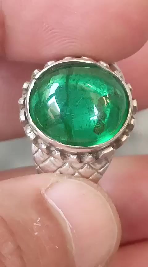 زمرد كولمبي  اصلي  قديم    تقريبا   10  قيراط  للبيع   بغداد  ***********
