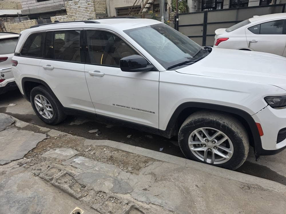 جيب كراند شيروكي لاريدو 2023 – سعرها 295 وارد أمريكي حادثها جاملغ راجع بارد ومبدل  البنيد فقط.
محرك 6 سلندر 3.6L
شاشة + كاميرا + حساسات. حساسات بالمري موصفات الاريدو. دواخل جلد مشمشي
السيارة نظيفة جداً بيها تلحيضات بارد بسيطه بالباب الخلفي، ماشية 40 الف، مكانها حي العامل ***********. باسمي السنوية. بغداد, العراق
