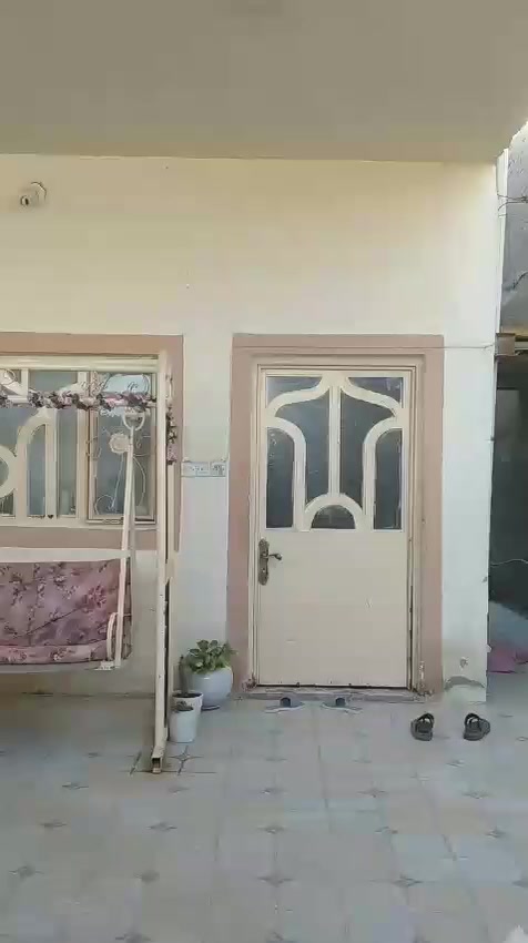 بيت للبيع مساحه 200 متر طابو صرف يتكون من غرفتين نوم وصاله ومطبخ واستقبال وكذلك محل  يقع في شارع 30 . بالقرب من حسينية البتول وقريب جدا على شارع 80..البناء طابوق وباسمي الاستفسار والسوال الاتصال على الرقم ***********
