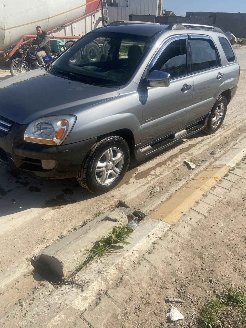 السلام عليكم كيا سبورتج 2007 6سلندر دفع رباعي وارد امريكي معجون بمقدمة البونيد تبريد بي ليك 15 يوم يخلص الغاز محرك وگير شرط 95 بي مجال بسيط او مراوس بتكسي نضيف مكانها كركوك ***********
