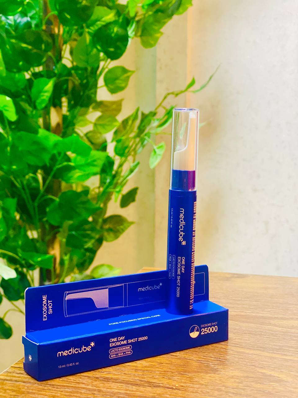 ✨سيروم ميديكيوب ون داي إكسوسوم شوت 25000 (Medicube One Day Exosome Shot 25000) هو أمبولة مركزة للعناية بالمسام مصممة لتحسين ملمس البشرة وتعزيز إشراقها. يستخدم تقنية متقدمة مستوحاة من المايكرونيدلينغ لتعزيز امتصاص المكونات النشطة بعمق في الجلد. 

✅الميزات والفوائد الرئيسية:-
تقنية الإكسوسوم المغلفة بالإبر الدقيقة (Spicule): يحتوي السيروم على 25000 جزء في المليون من الإكسوسومات (Lacto Exosome) التي تعمل كإبر مجهرية لإنشاء قنوات دقيقة في البشرة، مما يزيد من امتصاص المكونات الفعالة بنسبة تصل إلى 262%.

✔️ يساعد بشكل واضح وملحوظ على تقليل مظهر المسام الواسعة وتنظيفها بعمق.
✔️ يعمل على تنعيم البشرة وإزالة خلايا الجلد الميتة بفضل مزيج من أحماض التقشير اللطيفة (AHA + BHA + PHA).
✔️ يعزز مرونة الجلد ويساعد في ترميم حاجز الحماية الطبيعي للبشرة.
✔️ يمنح البشرة نضارة وصفاءً ويساعد في توحيد لونها بفضل مكونات مثل النياسيناميد. 
كيفية الاستخدام
✔️ يوصى باستخدامه كعلاج مكثف مرة واحدة أسبوعياً، ويفضل أن يكون ذلك في المساء.
⭕ملاحظة: قد يشعر المستخدم بوخز خفيف أو إحساس بالحرارة، وهو أمر طبيعي ويدل على أن المنتج يعمل بفعالية.
#الاصلي المنشأ كوريا 🇰🇷💯
للحجز والاستفسار راسلو على الواتساب *********** https://whatsapp.com/channel/0029Vb6CNF2EquiRAycW0j1i او على الماسنجر 
🚘يوجد خدمة توصيل لجميع محافظات العراق 🇮🇶
