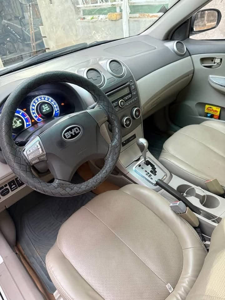 السلام عليكم 

BYD G3 2016
 محور كورلا 1800 رقم ذي قار سنويه للـ 27 هزه جديده يعني بس مداور لا هزه ولا شي 
منظومه تبريد جديده ( كمبريسر +راديتر + غاز ) 
مواصفات معروفه بصمه تشغيل
بصمه ابواب
فتحه 
لايت زنون 
اشاير مري
سستم صوت يخبل 
كشنات جلد
حداديه 90‎%‎
تراي حلو و يخبل
فيت بم جديد درايم شفت جهة الصدر جديد اذاين محرك و كير جدد قايش جديد باتري جديد جوزه صباحيه جديده 
بيه ضربه بالباب خلف السايق موجوده بالصور
السياره تحتاج ترتيبات ( ضاغطة زنجيل + سايد بريك + تصفير فلنجات و دسكات + حديده مال تحريك ماسحات )
 والدرايم جهة السايق يحتاج فحص 
اخوان كلشي شارح بالمنشور خابرني و تدلل
بـ 48 و بيه مجال مكاني كربلاء 
***********
