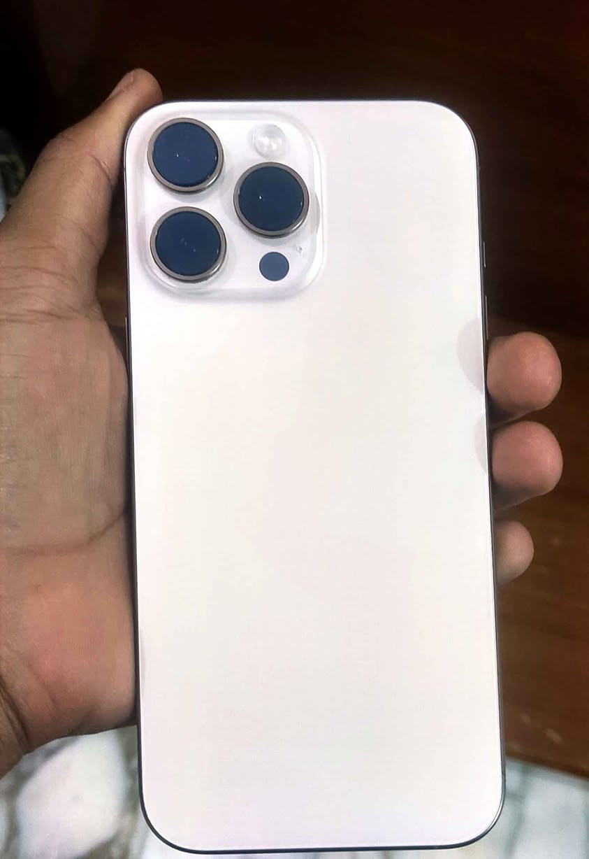 : iPhone 16 Pro Max - نظافة  مع الكارتونة
​التفاصيل:
​الموديل: iPhone 16 Pro Max.
​الذاكرة: 256 جيجابايت.
​نسبة البطارية: 91% (أداء ممتاز يدوم يوم كامل براحة).
​الحالة: نظيف جداً، خالي من أي شخوط أو ضربات، والجهاز "ماستر" (أصلي 100%).
​الملحقات: الكارتونة الأصلية موجودة + كيبل شحن ماركة Anker الأصلي (معروف بجودته العالية)..
​السعر: مليون و275 ألف دينار (قابل للتفاوض البسيط جداً ).
المكان: الناصرية 
للتواصل:  الخاص ناصرية, ذي قار


**إذا كنت صاحب هذا الإعلان وتريد حذفه لأي سبب، رجاءا أرسل رسالة إلى الدعم الفني**