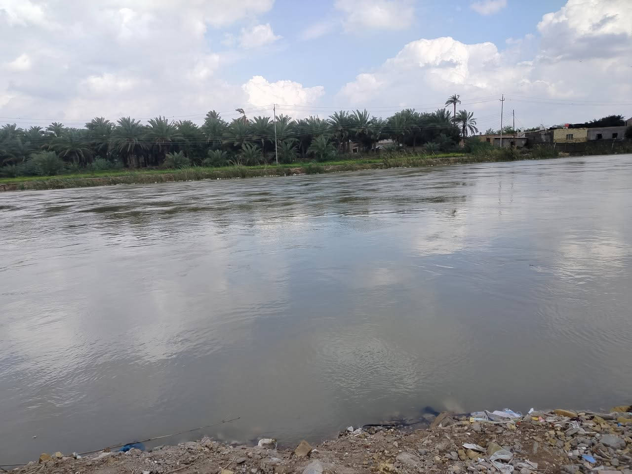 بسم الله الرحمن الرحيم/دار للبيع  المساحه الكليه نص دونم شاطيه البناء 250 بيت يحتوي على ثلاث غرف نوم وصاله ومطبخ وصحيات 2 وستقبال ..طابو سند 25 العنوان العماره حي العسكري ***********
