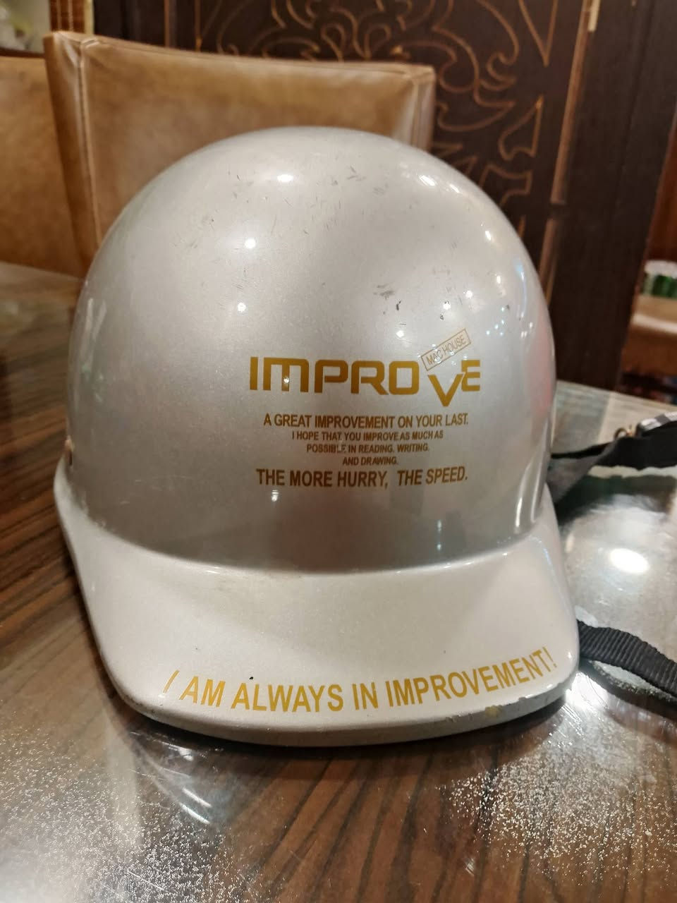 خوذه فضيه من ماركه Mac House improve موديل 601 ماركه اصليه غاليه بالموقع سعرها 60$ رايده ب 50 الف وبيها مجال بسيط للتواصل ***********
