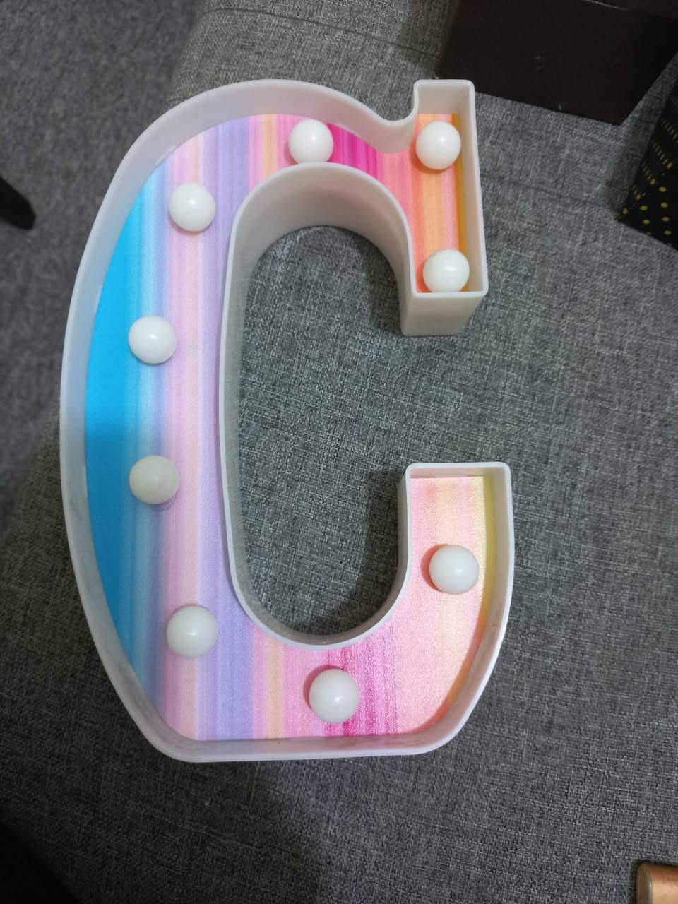 هذا المنتج هو عبارة عن لوحة إضاءة ليد (LED) على شكل حرف "C" بتصميم قوس قزح، وتستخدم كديكور منزلي أو في الحفلات
• المميزات: يأتي بتصميم ملون فريد (Rainbow Printed) مع إضاءة LED، وغالباً ما يدعم تغيير الألوان (حتى 16 لوناً) عبر جهاز تحكم عن بعد (Remote Control).

• الاستخدام: يعمل عادةً ببطاريات (مثل AA) ويمكن وضعه على الطاولات أو تعليقه على الحائط بفضل الفتحات الخلفية.


**إذا كنت صاحب هذا الإعلان وتريد حذفه لأي سبب، رجاءا أرسل رسالة إلى الدعم الفني**