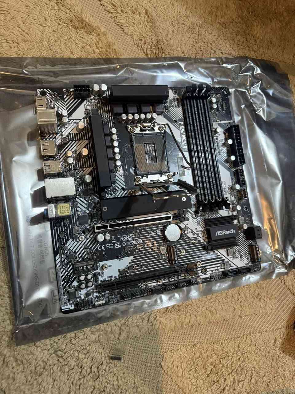 بورد B760 ddr 5 بس بي بنات معوجات مال رام A1 A2 يعني يشتغلن بس 2 B1 B2 قيم واخذ او مراوس بميز شاشه بغداد حي الجهاد ***********
