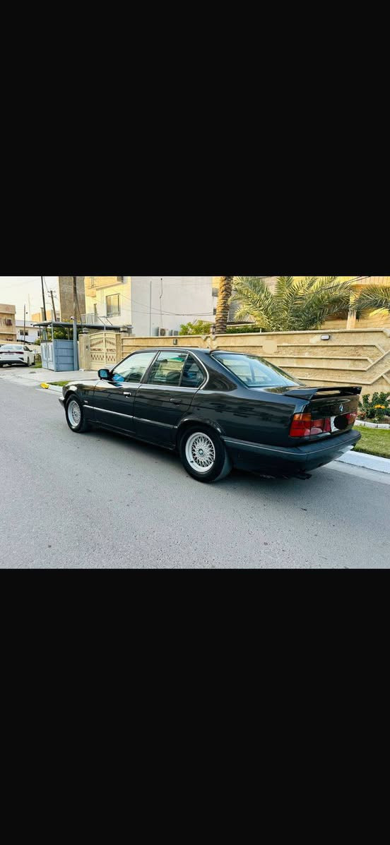 السلام عليكم 
للبيع او مراوس 
Bmw 525 1990 اصل سنويه وبليته 
 رقم بغداد مشروع وطني شرط التحويل سنويه 29 
كير  اوتو ومكينه جدد عدله مسكر 25 v6 جدد بدون صرف ولا تبخير ولا تنقيص 
بور ستيرن كهرباء 
مروحه كهرباء حماوه ثابته جوه النص 
كهربائياتها بلاد بدون جطل كلها شغاله 
بدون ضربه صبغ حزام فقط القماره جارده بدون صبغ 
غرفه نضيفه جدا فقط مقعد السايق مضروب 
سستم صوت جديد سوني اصلي 
ويل كب خليه اصلي جديد 
تايرات جديد 
باتري جديد 
سنتر لوك مع تقفيل الجام 
مازدات اصلي جديد 
مكاني بغداد الدوره المكانيك 
السعر 58 وبيها مجال بسيط 
***********
