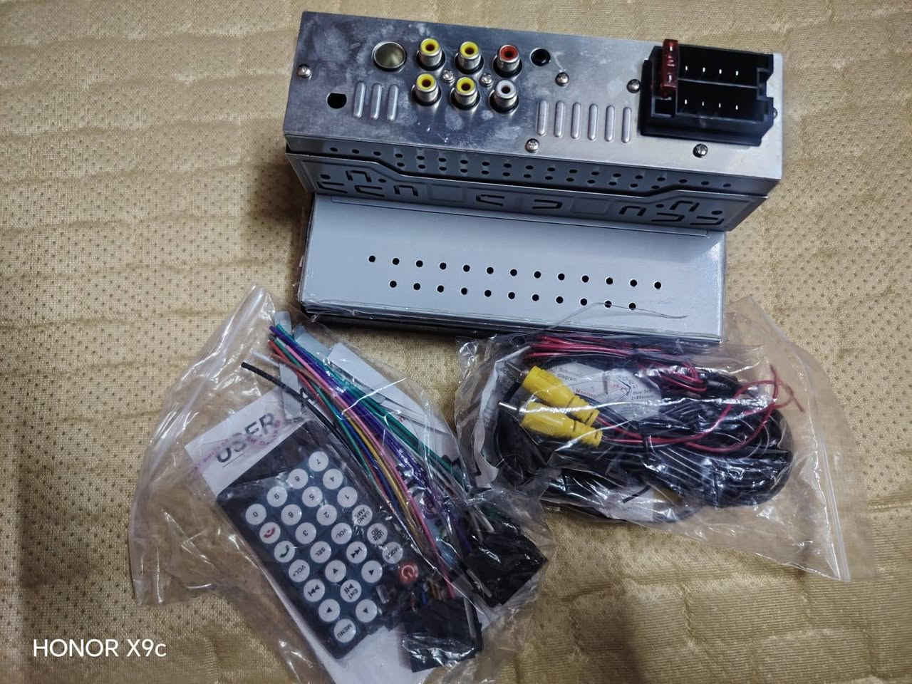 شاشه  سياره 7انج جوكر كامل ملحقاته كامرة خلفية ريمونت MP5/وسائط متعددة للسيارة مع بلوتوث. 
الميزات: يدعم شاشة تعمل باللمس، راديو FM، مدخل AUX، ومنفذ USB. 
الوظائف: يدعم الربط مع الهاتف (MirrorLink) وتشغيل الموسيقى وإجراء المكالمات بدون استخدام اليدين. 
الملحقات: يأتي مع جهاز تحكم عن بعد (ريموت) وأسلاك التوصيل الخاصة به.


**إذا كنت صاحب هذا الإعلان وتريد حذفه لأي سبب، رجاءا أرسل رسالة إلى الدعم الفني**