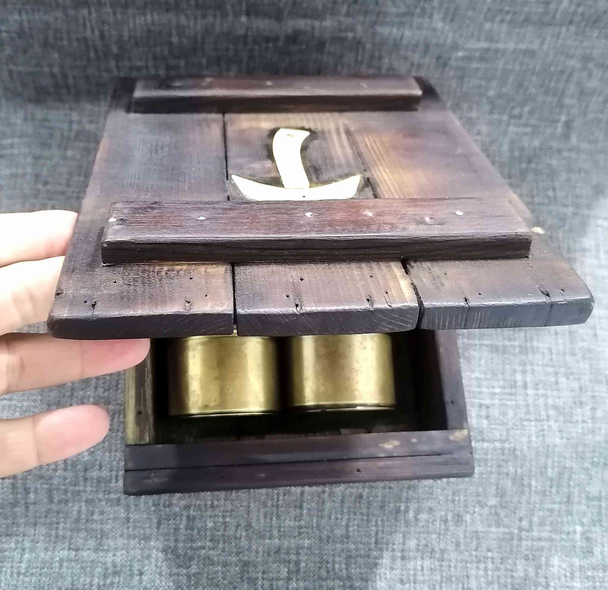 من نوادر الحرب العالمية الاولى ناضور نحاس مقابض جلد طبيعي عمرة اكثر من ١٠٠ عام   للقوات البحرية البريطانية داخل علبة خشب يعمل بشكل ممتاز بدون اي ضرر يتوفر توصيل الى كافة المحافضات يوجد مقطع فيديو لناضور *********** وتساب
