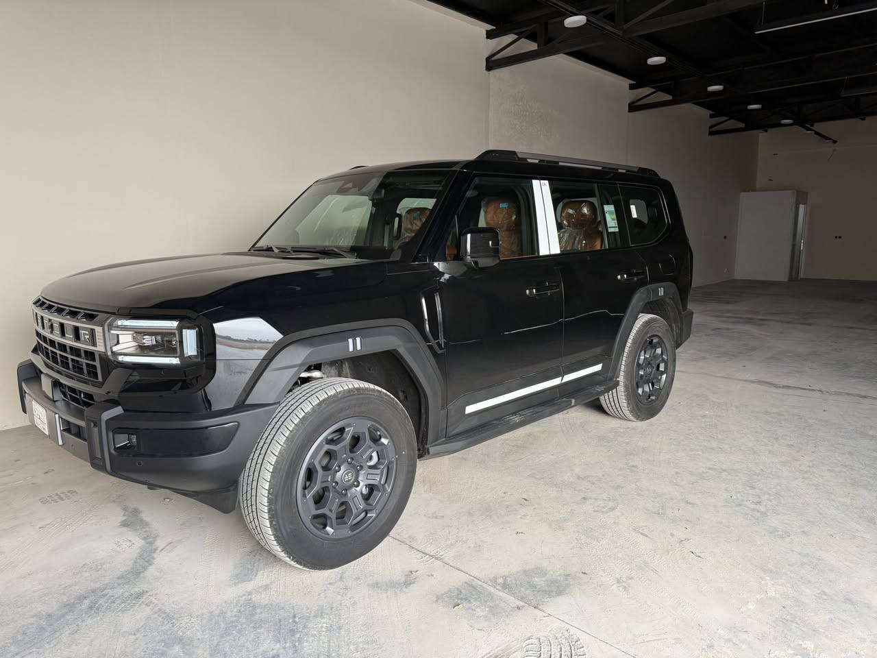 جيتور G700 لاكجري (Jetour G700 Luxury) الفئة المتوسطة ضمن عائلة G700 الجديدة كلياً، وهي سيارة دفع رباعي فاخرةvip سبعة مقاعد 
مصروف 
عليها تغليف ( ppf)اصلي أمريكي 
وارضيات اصليه 200 $
مرقمه بعداد باسمي 
الموصفات معروفه 
السعر 72مليون 
الهاتف ***********
