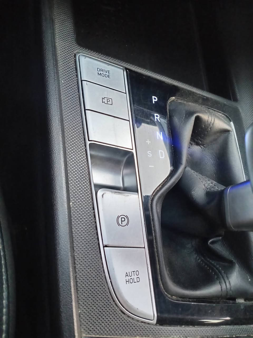 النترا 2021 كندي حادث  بنيد ونص الجاملغ جهة السايق  ونص الباب خلف السايق   الجاملغ الوره صبغ وشويه بقبق الجنطه وبيهه شبر بارد
ملاحضه : السياره بدون دواخل   +كيرها  AT المرغوب 
مواصفات
١. محرك 2000 دوش
٢.بصمه تشغيل و بصمة ابواب وصندوق
٣.تشغيل عن بعد
٤.تحديد مسار/ انارة ترحيب 
٥.كروز مثبت سرعه
٦. تحكم استيرن جهتين فول
٧.درايف مود وضعيات قياده
٨.نقطه عمياء
٩. مانع تصادم. توقف ذاتي امامي خلفي
١٠.رادارت ٣٦٠ درجه امامي 
.اناره ترحيب: / سايد بريك بصمه / اوتوهولد / 
.لد نهاري
.لايت امامي لد + زنون 
.اوامر صوتيه/ شاشه كبيره / كار بلي 
.مانع انزلاق
كشنات تدفئه / ستيرن تدفئه/ شاشه جبير /  /
تبريد ثلج 
مكينه وكير مكفوله وحداديه فول 
مكان السيارة النجف حي النداء 
رقمها بغداد انكليزي بسمي وهزه جديده تسجيل جديد
سياره مال جناي مواصفات فوللل
السعر 133 وبيه شويه مجال    
 الاستفسار ***********
