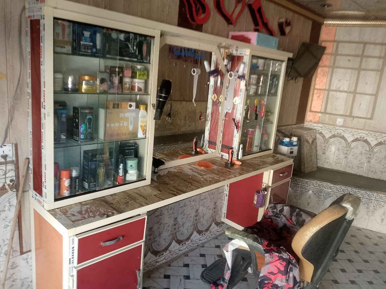 سلام عليكم مرايه وميز كامل مثل ما واضح بصوره سعره 200
اوذا اكو ميز مرتب هم يرهم مراوس شعدك نزل 
بيه مجال


**إذا كنت صاحب هذا الإعلان وتريد حذفه لأي سبب، رجاءا أرسل رسالة إلى الدعم الفني**