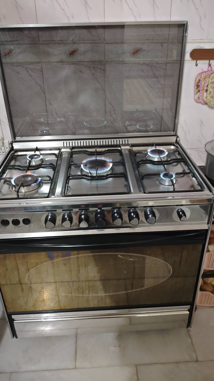 سلام عليكم طباخ للبيع نضيف شغال ناره قوية مابيه اي عطل فرن يشتغل السعر 250 العنوان حي القاهرة الثانية الرقم ***********
